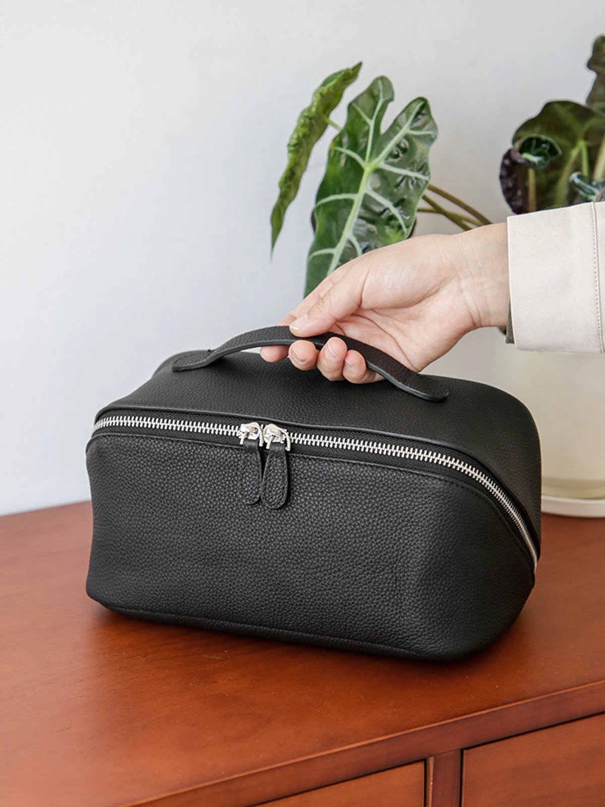 Black top-grain cowhide leather cosmetic travel case with zipper and handle