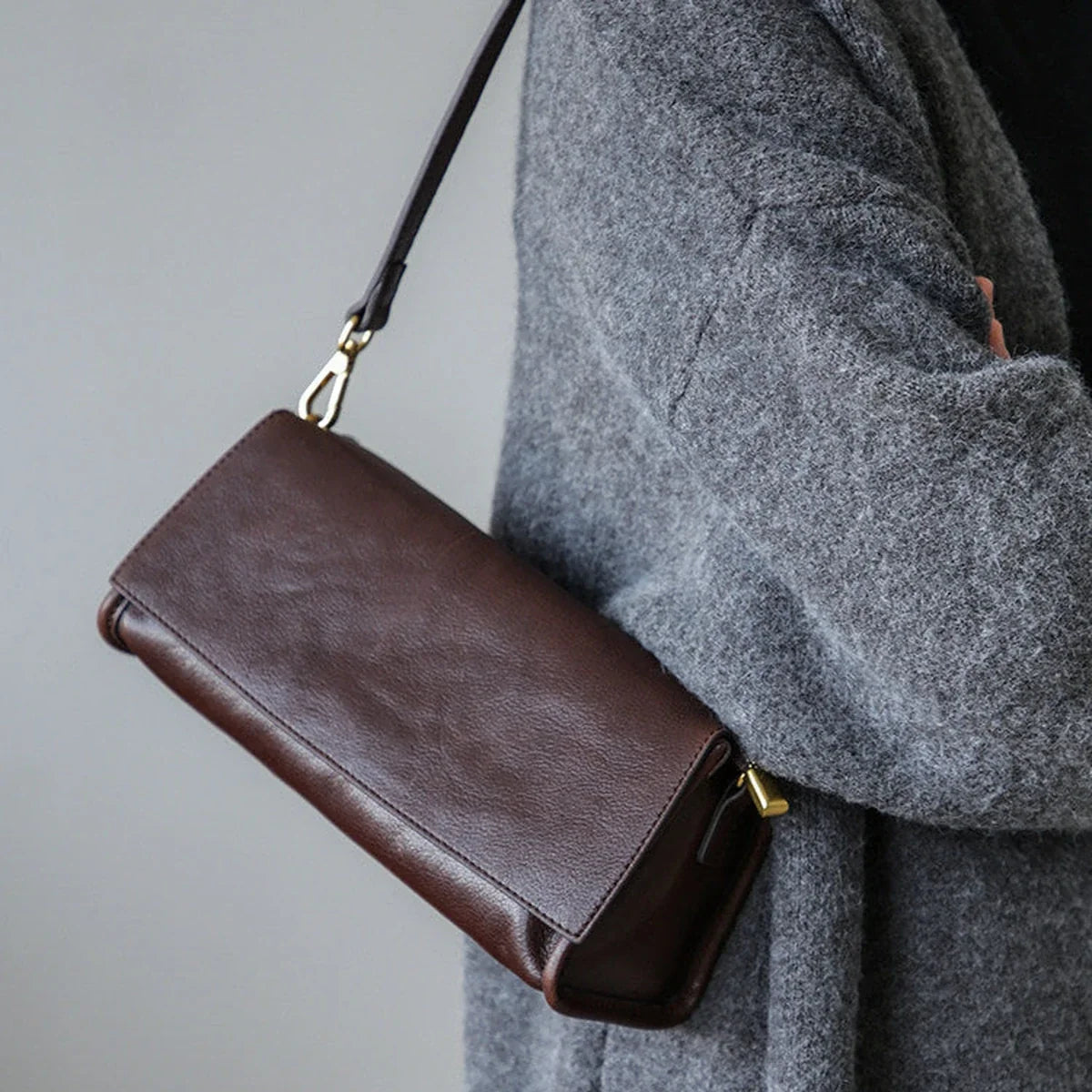 Women's coffee brown vegetable-tanned leather shoulder bag