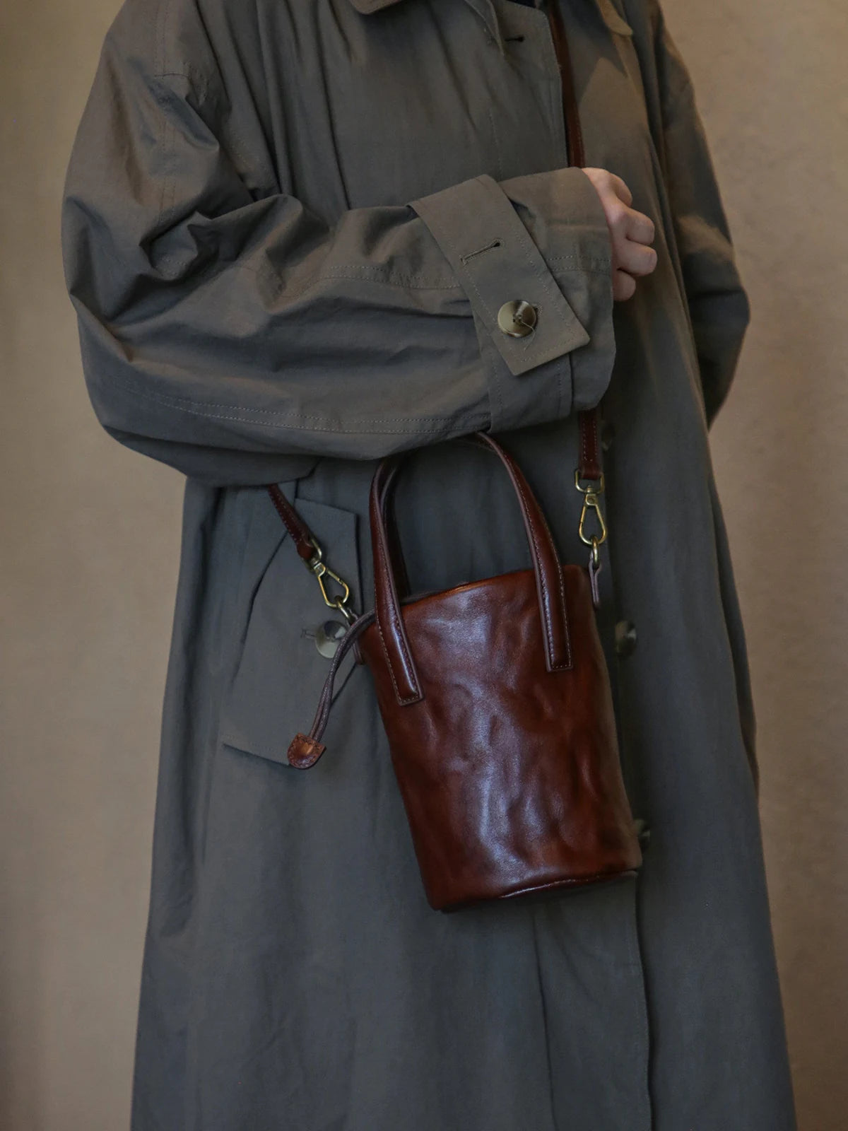 Women's coffee brown vegetable-tanned top-grain cowhide bucket bag