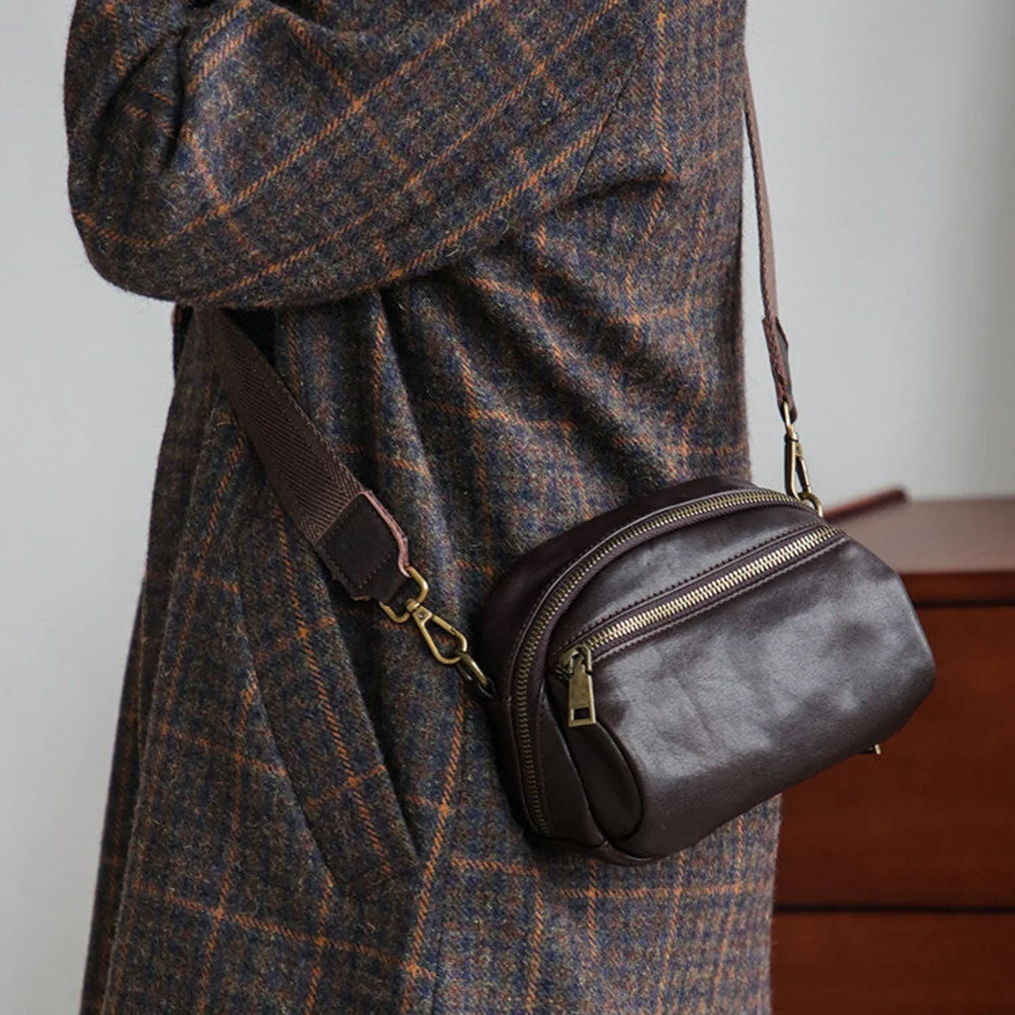 Women's coffee brown top-grain leather crossbody bag with wide detachable strap