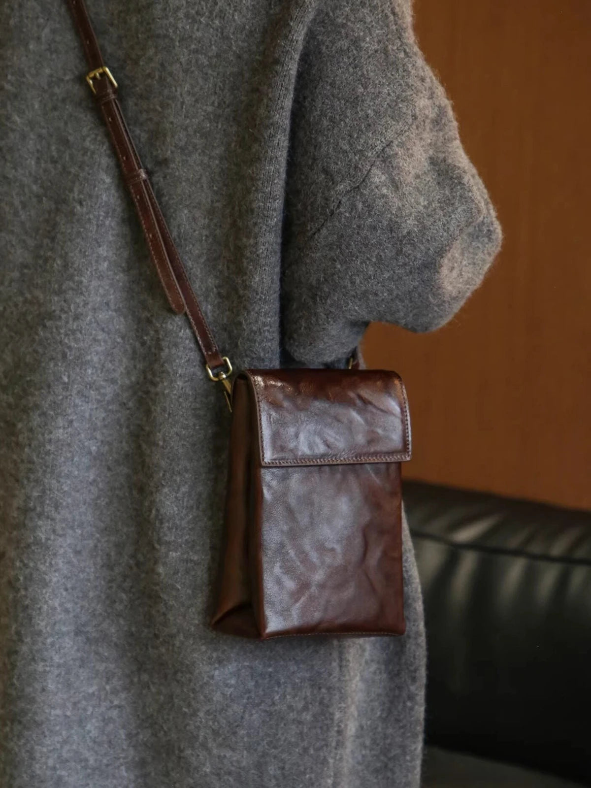 Vegetable-tanned leather phone crossbody bag in deep brown