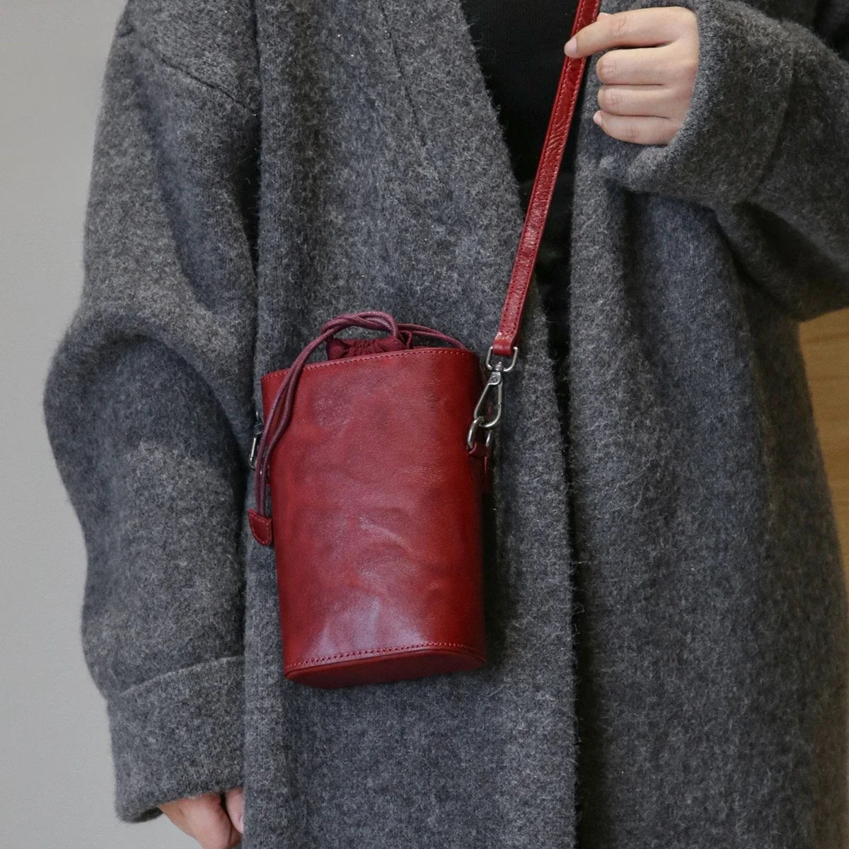 Women's vintage red vegetable-tanned cowhide phone bucket bag