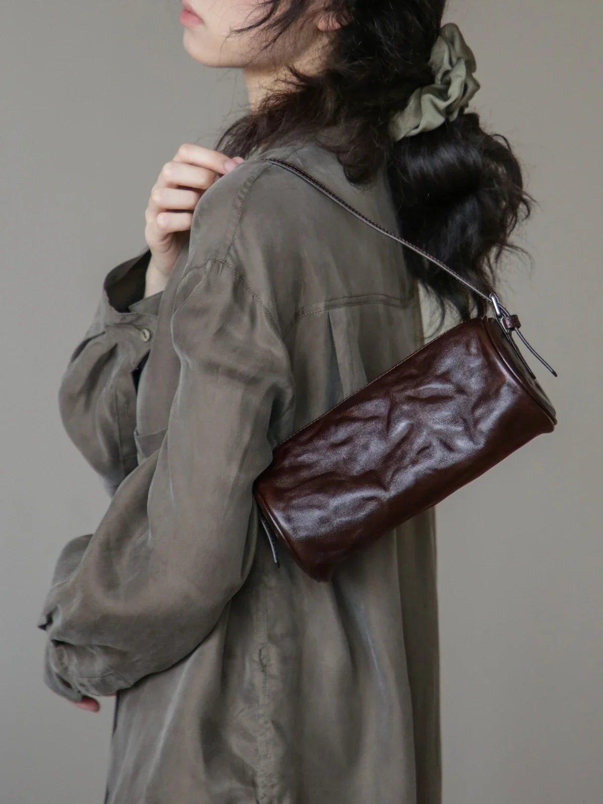 Espresso brown vegetable-tanned leather barrel bag close view