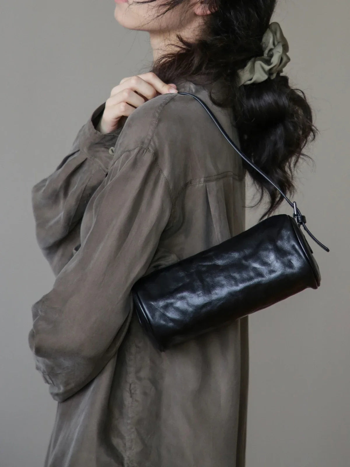 Black vegetable-tanned leather barrel bag close view