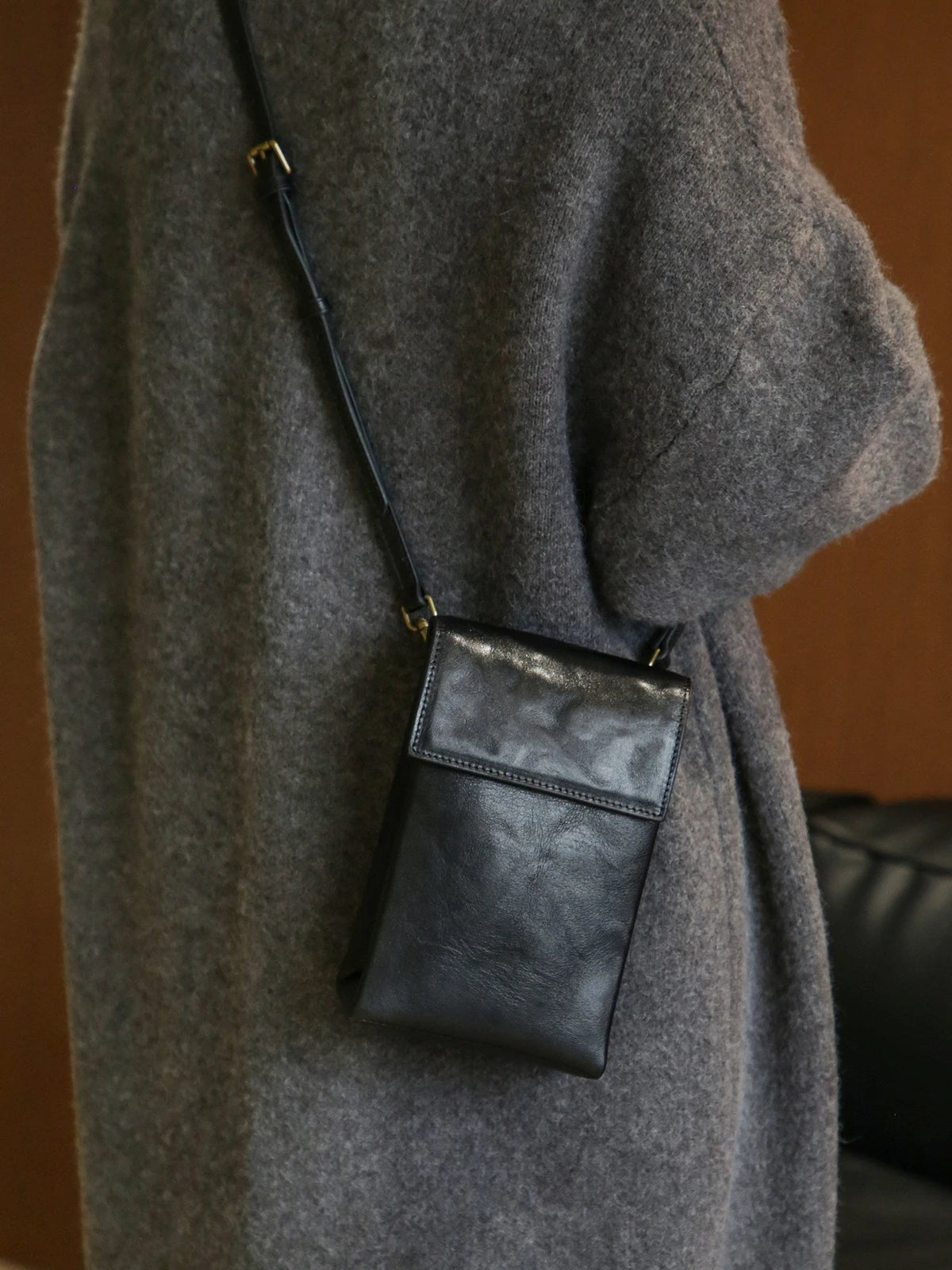 Black vegetable-tanned leather phone crossbody bag