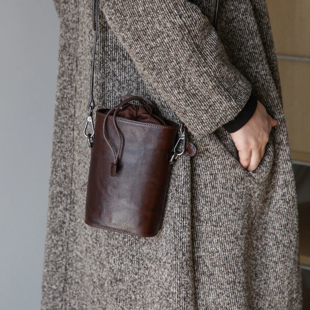Women's ebony coffee vegetable-tanned cowhide phone bucket bag