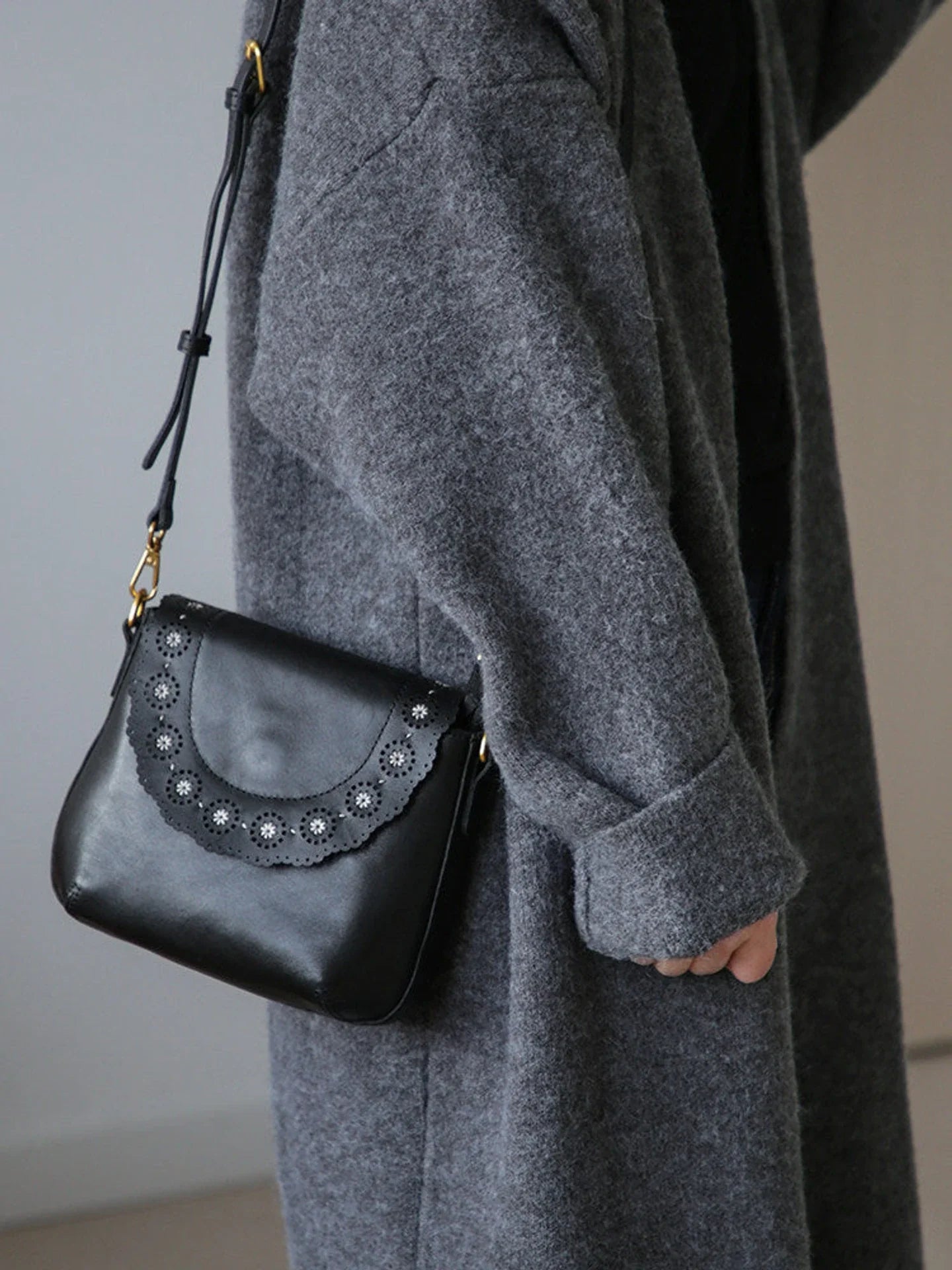 Black vegetable-tanned leather scalloped flap crossbody bag
