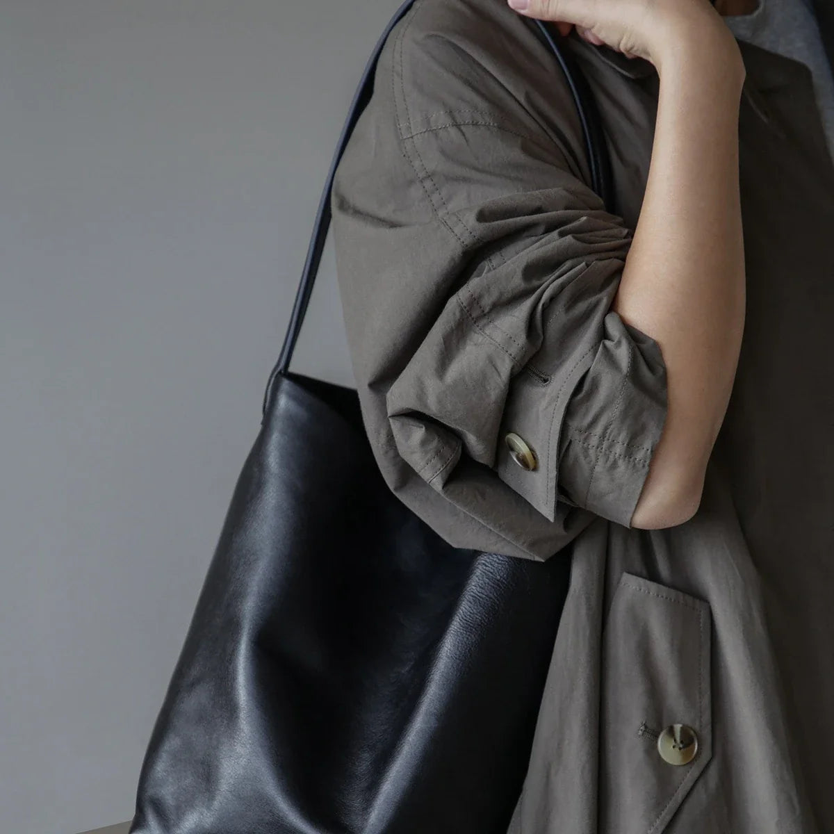 Women's black vegetable-tanned cowhide bucket bag