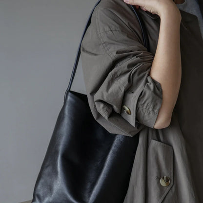 Women's black vegetable-tanned cowhide bucket bag