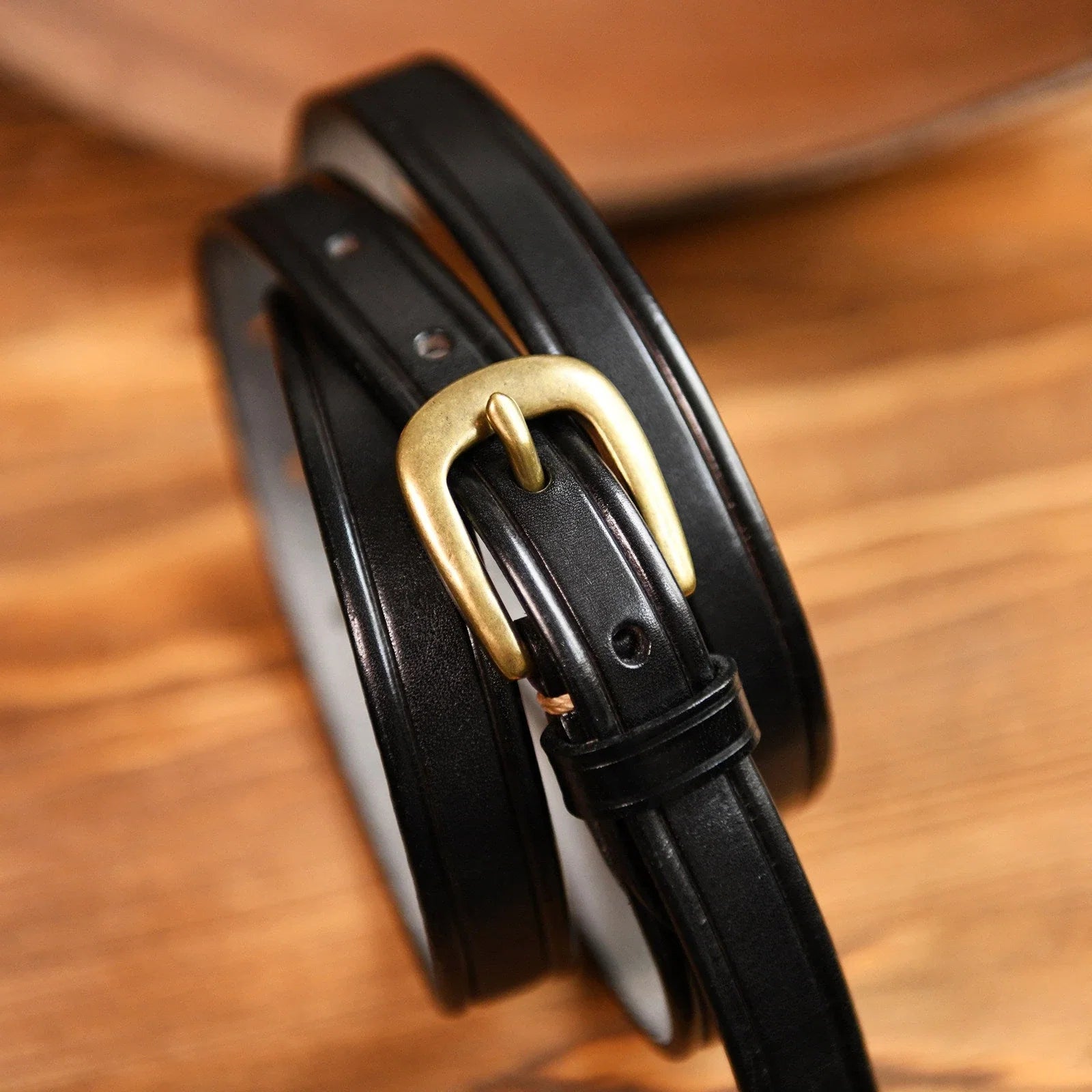 Black top-grain leather slim belt buckle detail