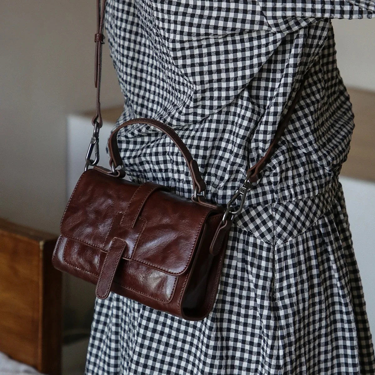 Coffee brown structured leather bag worn on the shoulder