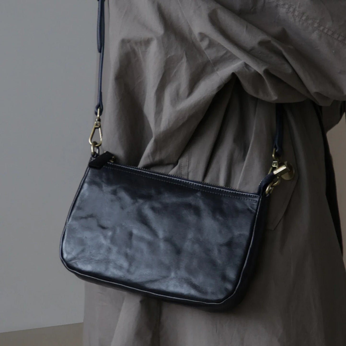 Black vegetable-tanned top-grain leather shoulder bag front view