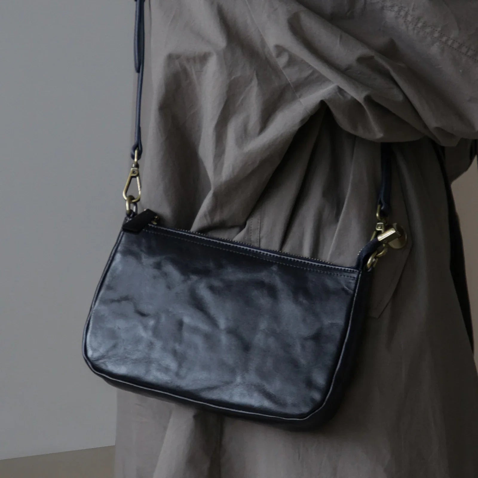 Black vegetable-tanned top-grain leather shoulder bag front view