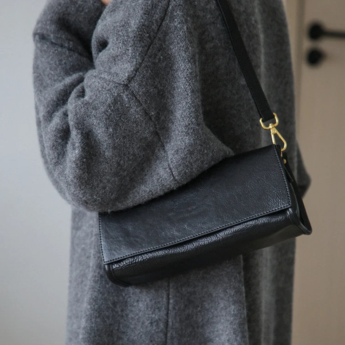 Black vegetable-tanned leather baguette shoulder bag