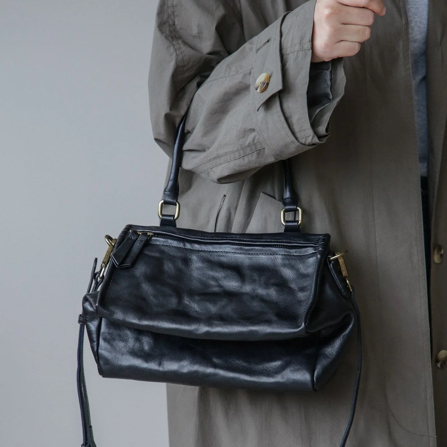Black vegetable-tanned leather shoulder bag worn at the front