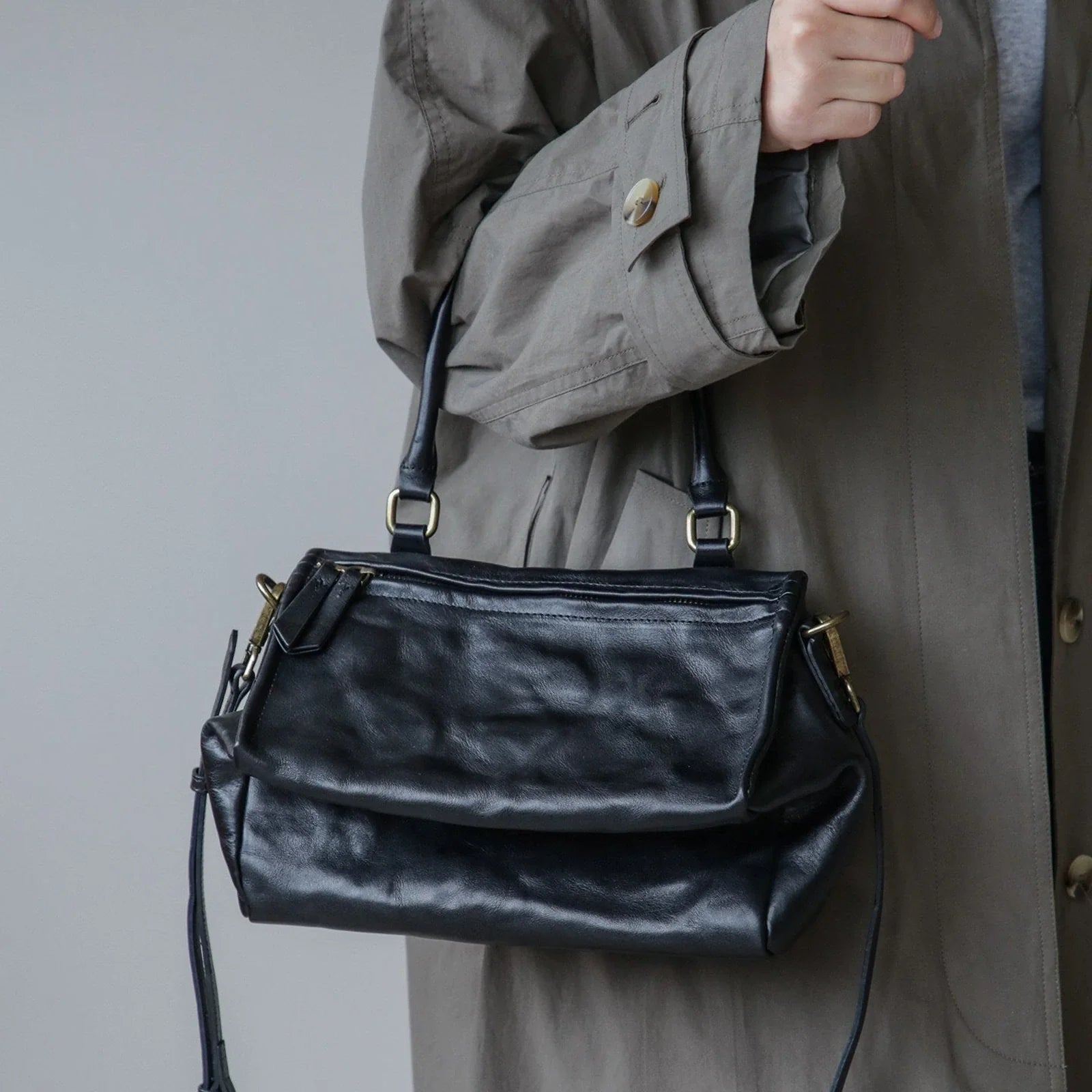 Black vegetable-tanned leather shoulder bag worn at the front