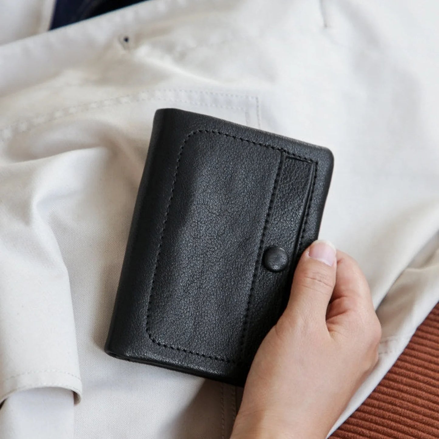 Black vegetable-tanned leather short wallet