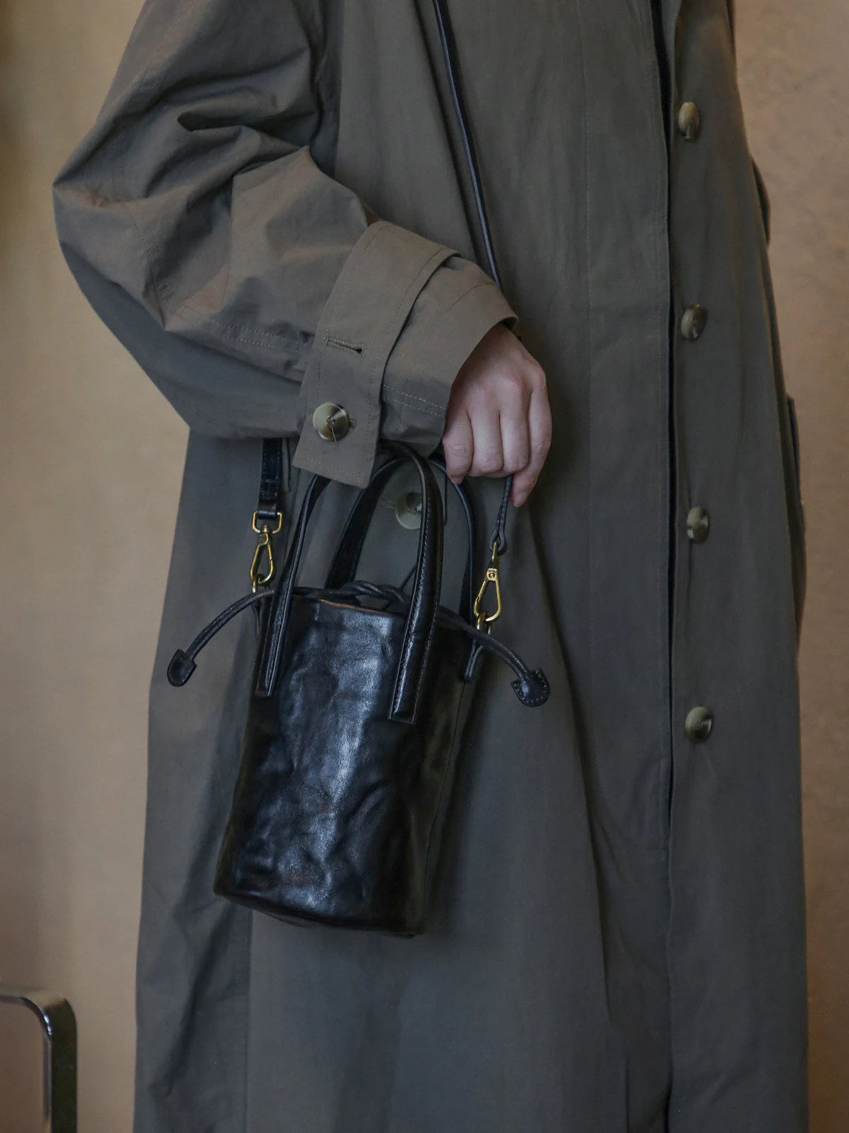 Women's black vegetable-tanned top-grain cowhide bucket bag