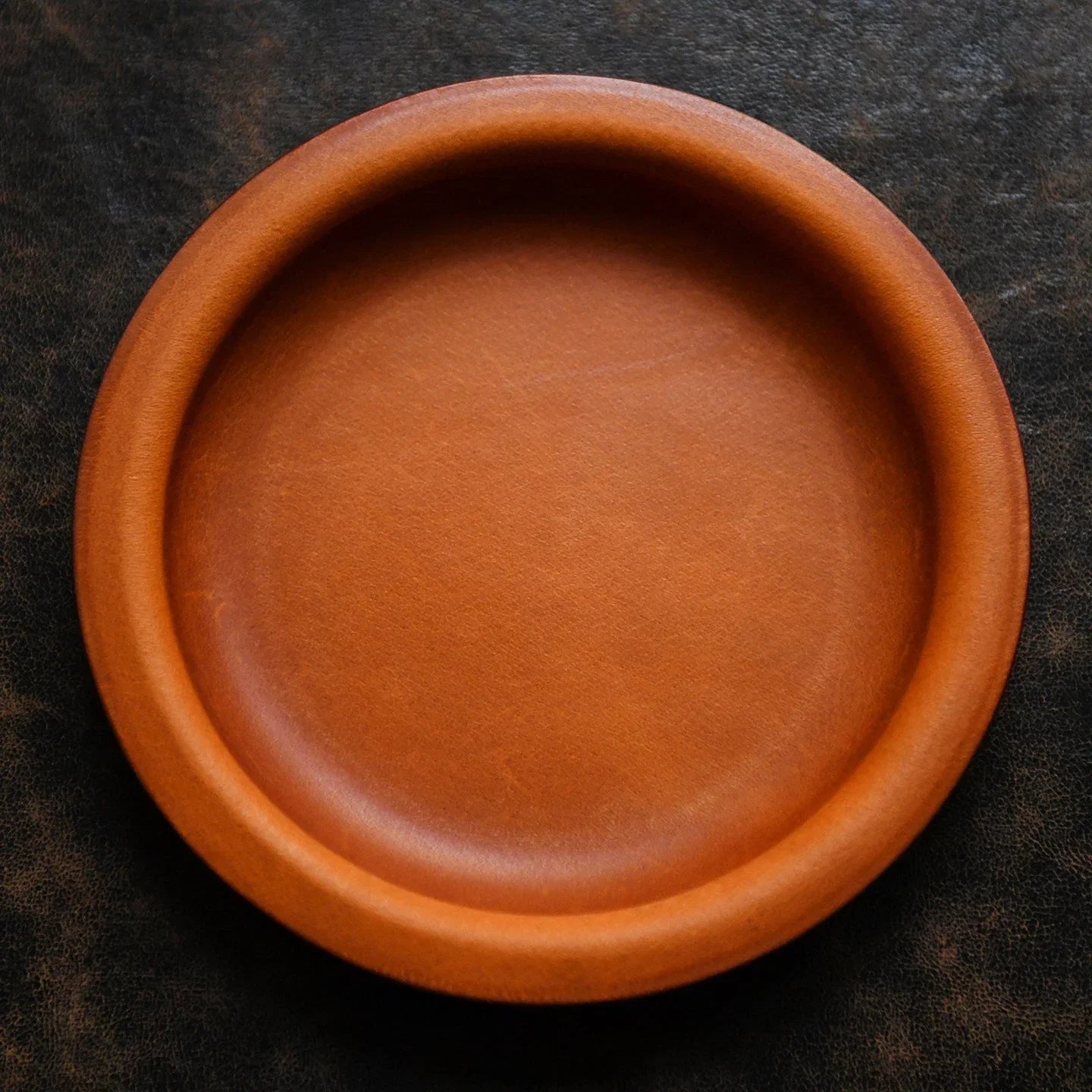 Brown round vegetable-tanned cowhide valet tray