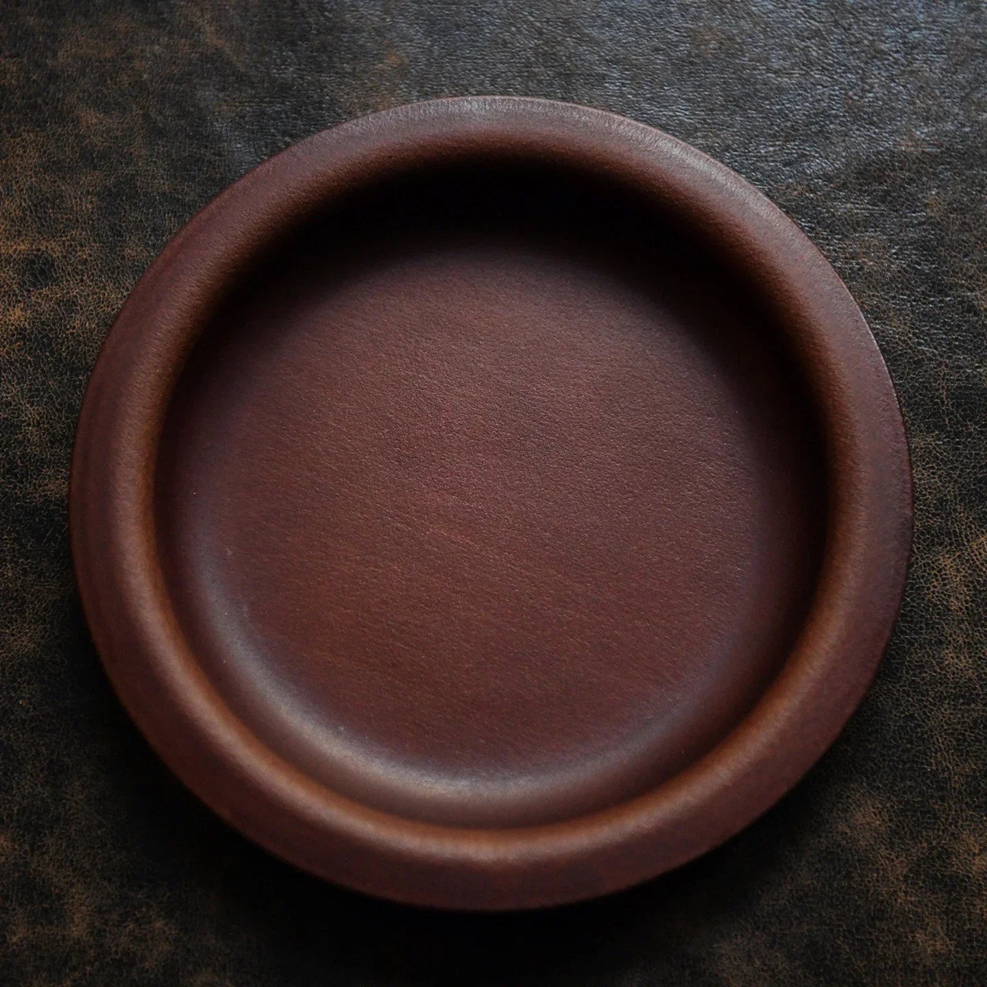 Coffee Brown round vegetable-tanned cowhide valet tray