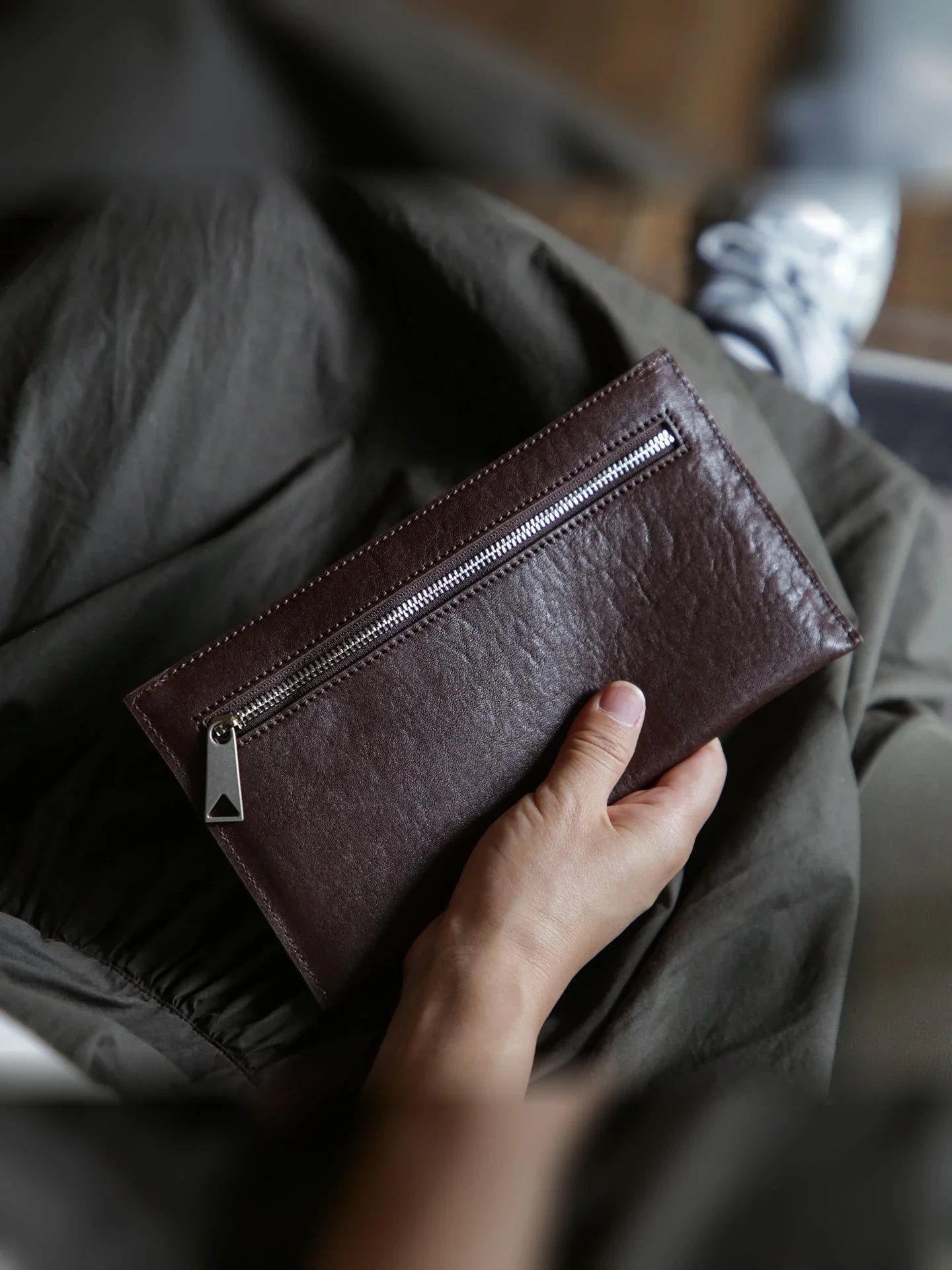 Coffee brown vegetable-tanned leather slim long wallet with exterior zip pocket
