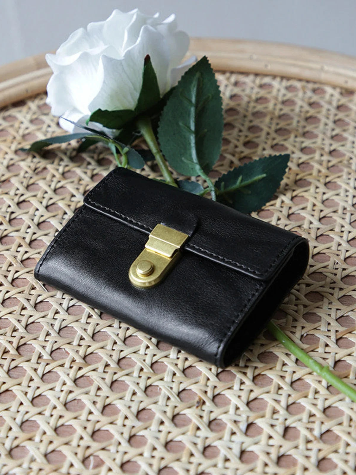 Black vegetable-tanned leather accordion card holder