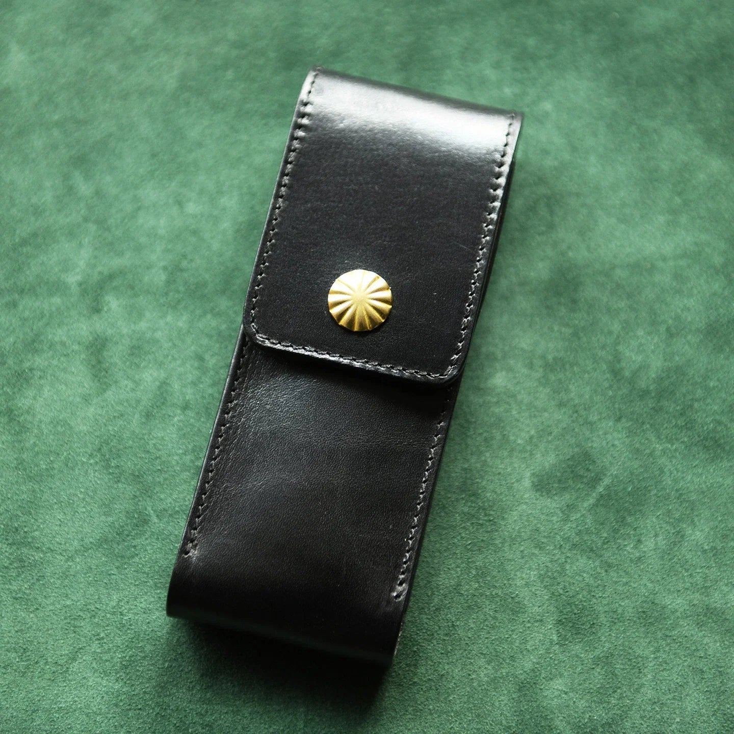 Black vegetable-tanned leather fountain pen case