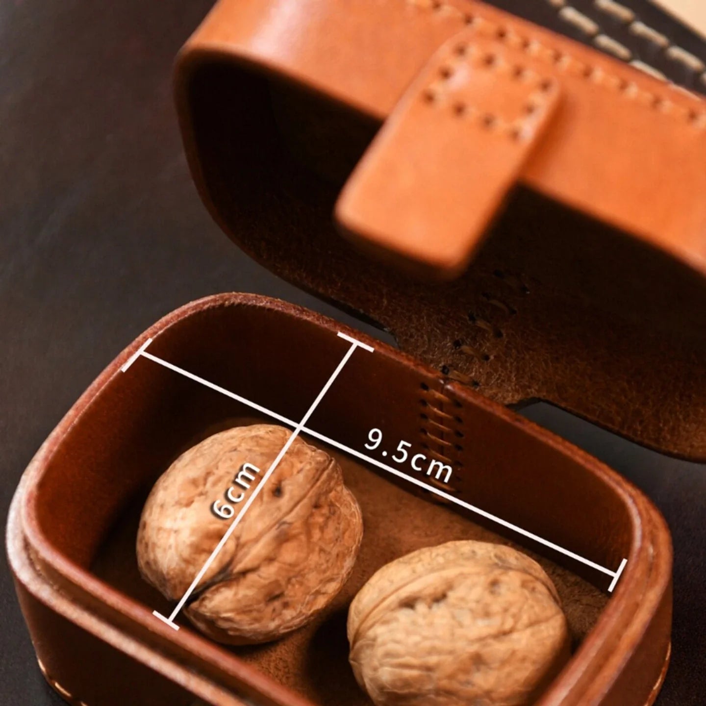 Interior size detail of the cowhide jewelry box