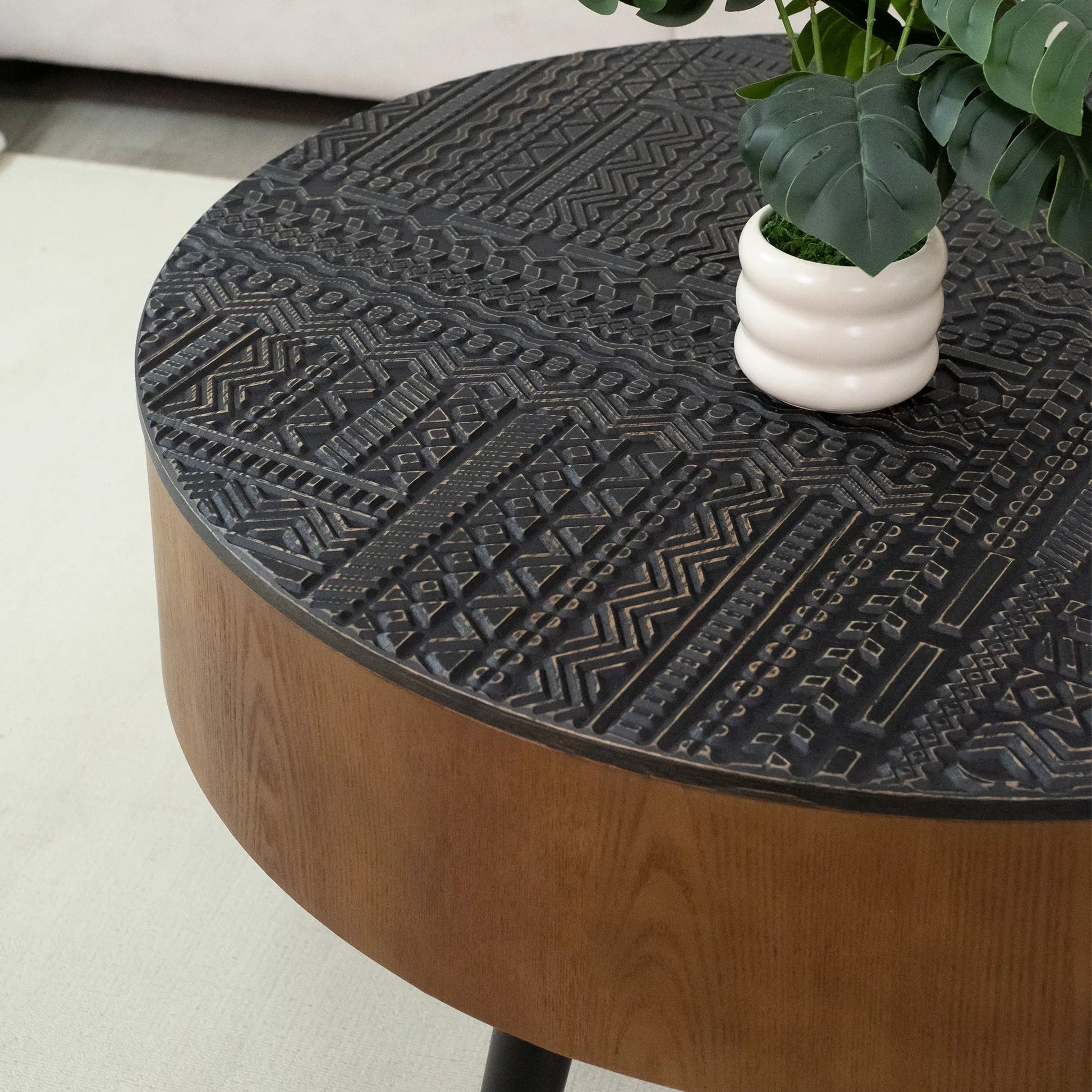31.5-inch Round Carved Coffee Table with Storage Space, Mid-Century Modern Style Wooden Coffee Table, Four-Leg Design, 18-inch High, Living Room Accent Table (Brown and Black) detail view 14