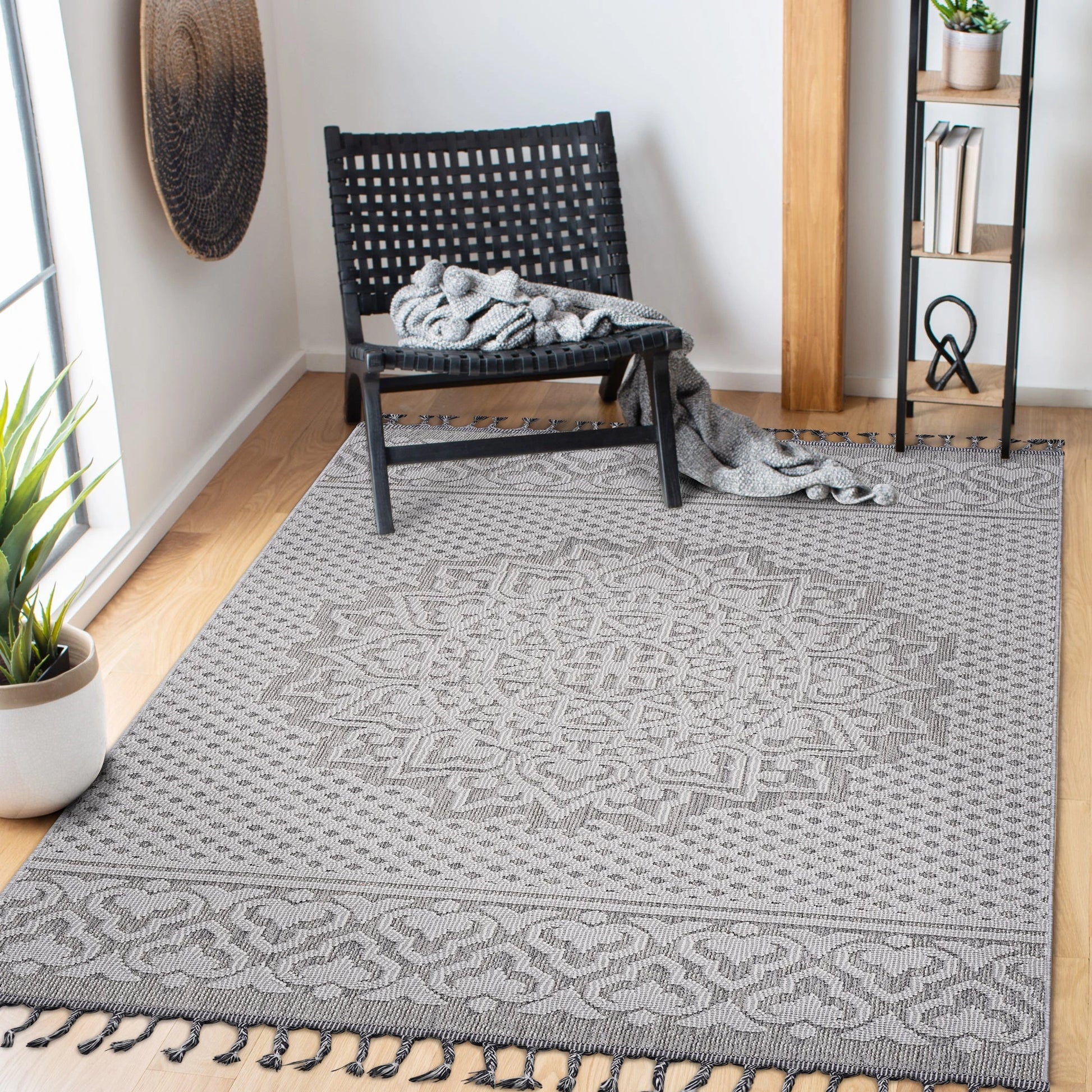 Loom & Luxe Gray & White & Medallion Indoor/Outdoor Area Rug