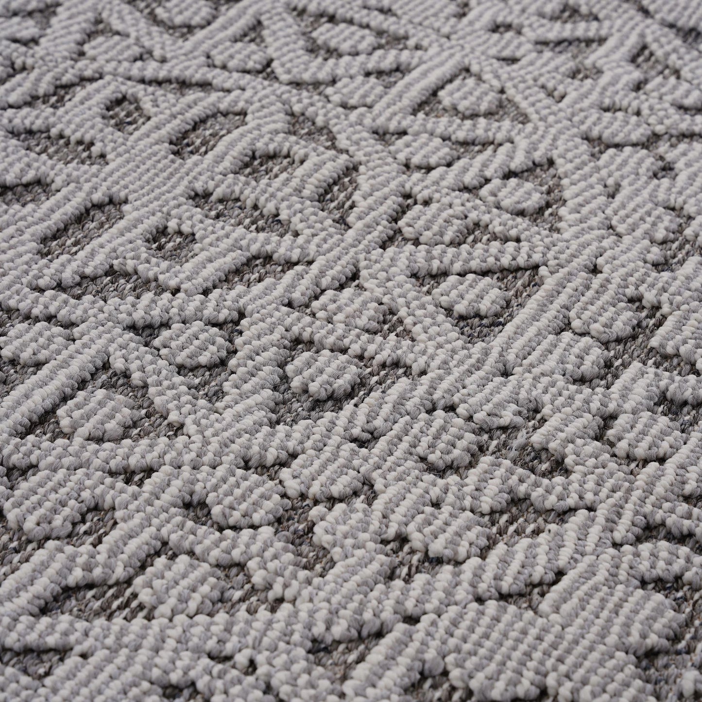 Loom & Luxe Gray & White & Medallion Indoor/Outdoor Area Rug