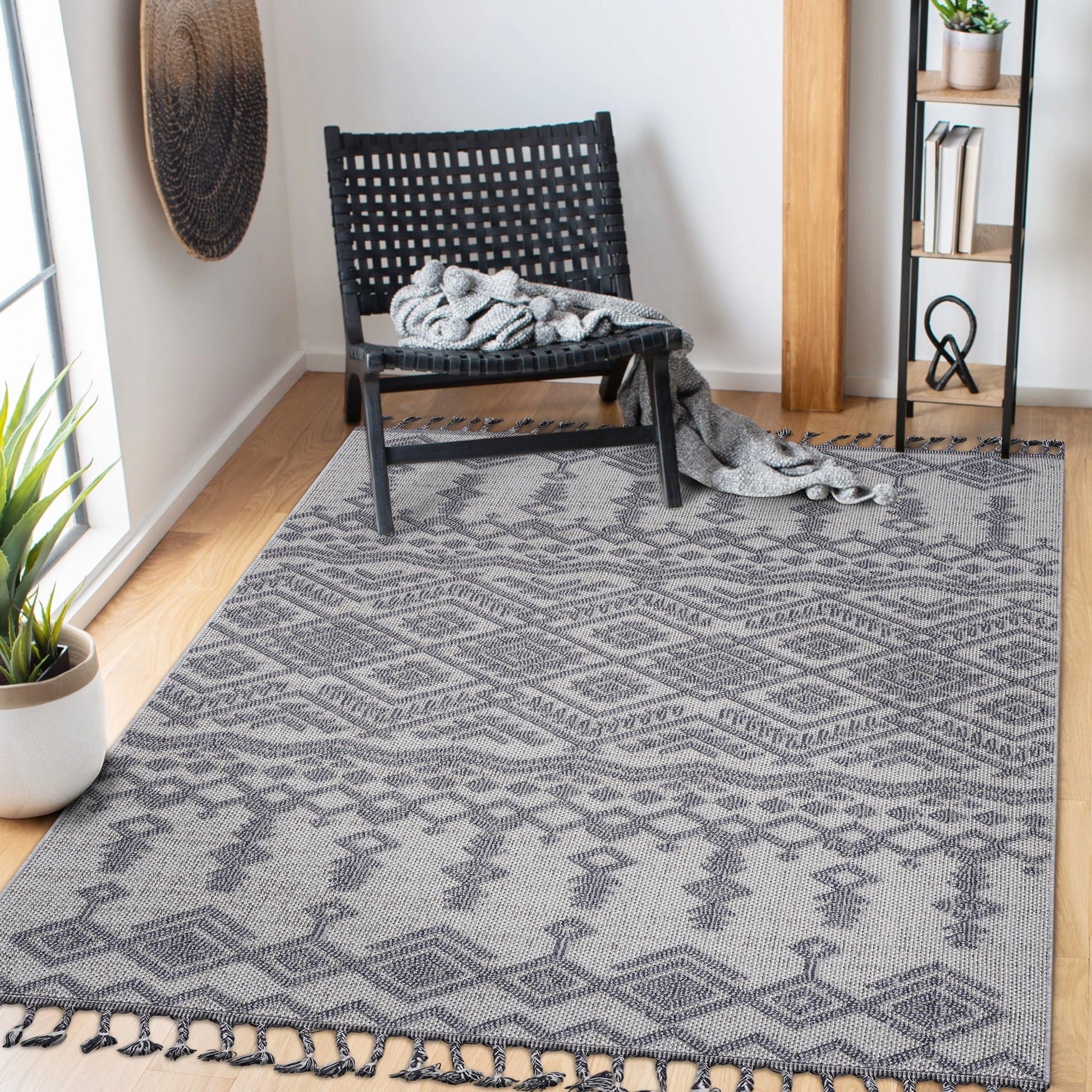 Loom & Luxe White & Gray & Traditional Indoor/Outdoor Area Rug