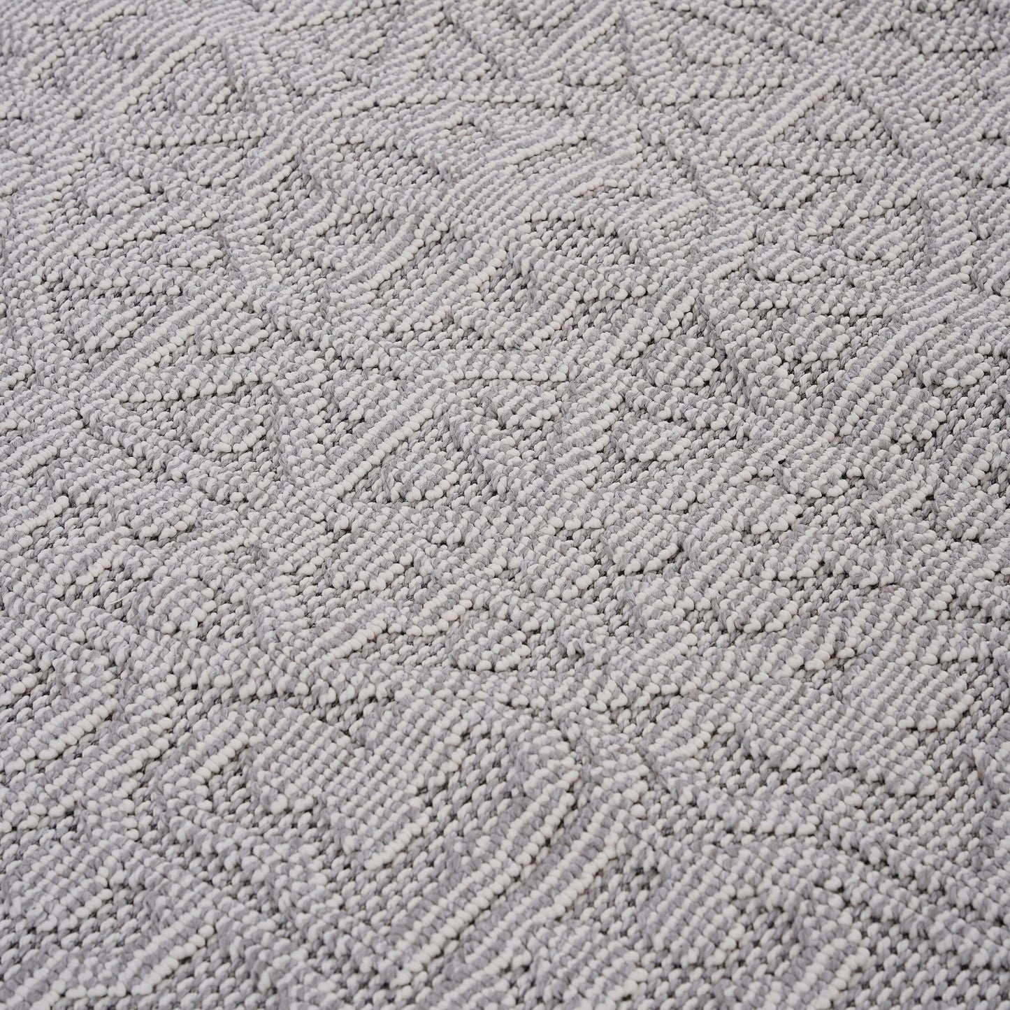 Loom & Luxe White & Ivory & Medallion Indoor/Outdoor Area Rug
