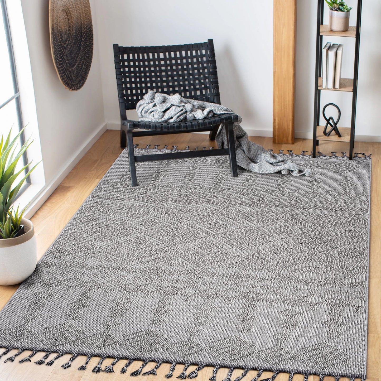 Loom & Luxe White & White & Traditional Indoor/Outdoor Area Rug