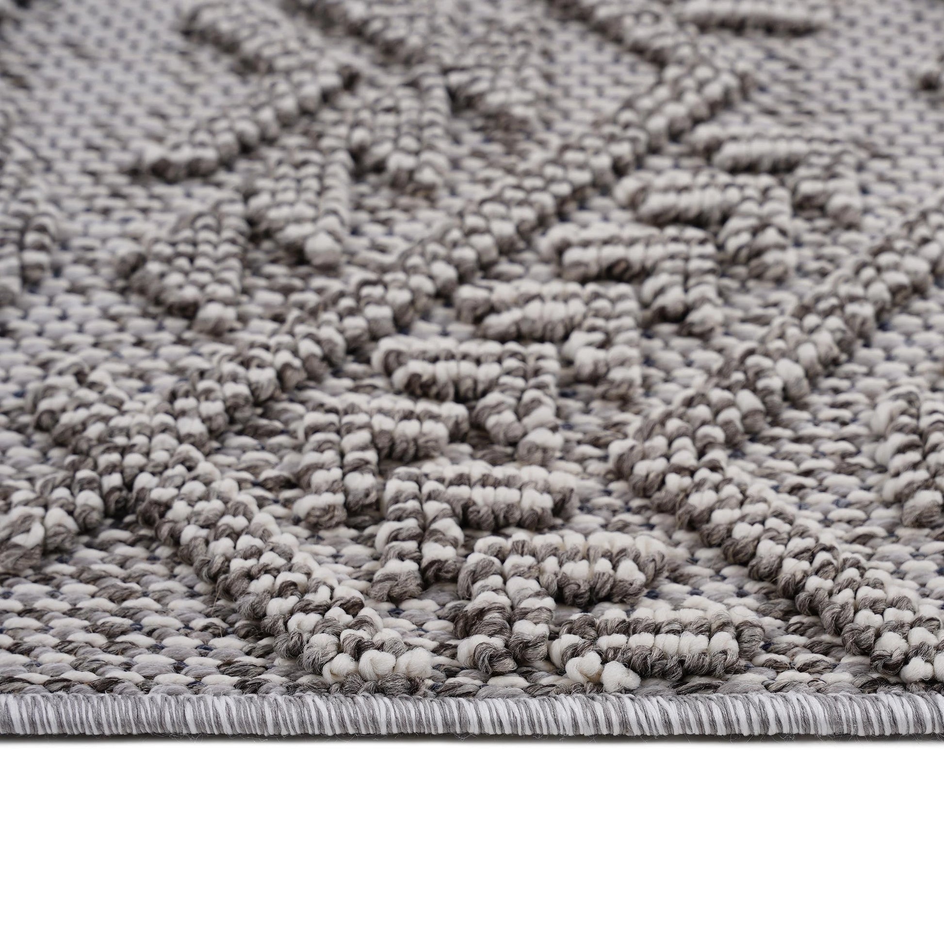 Loom & Luxe White & White & Traditional Indoor/Outdoor Area Rug