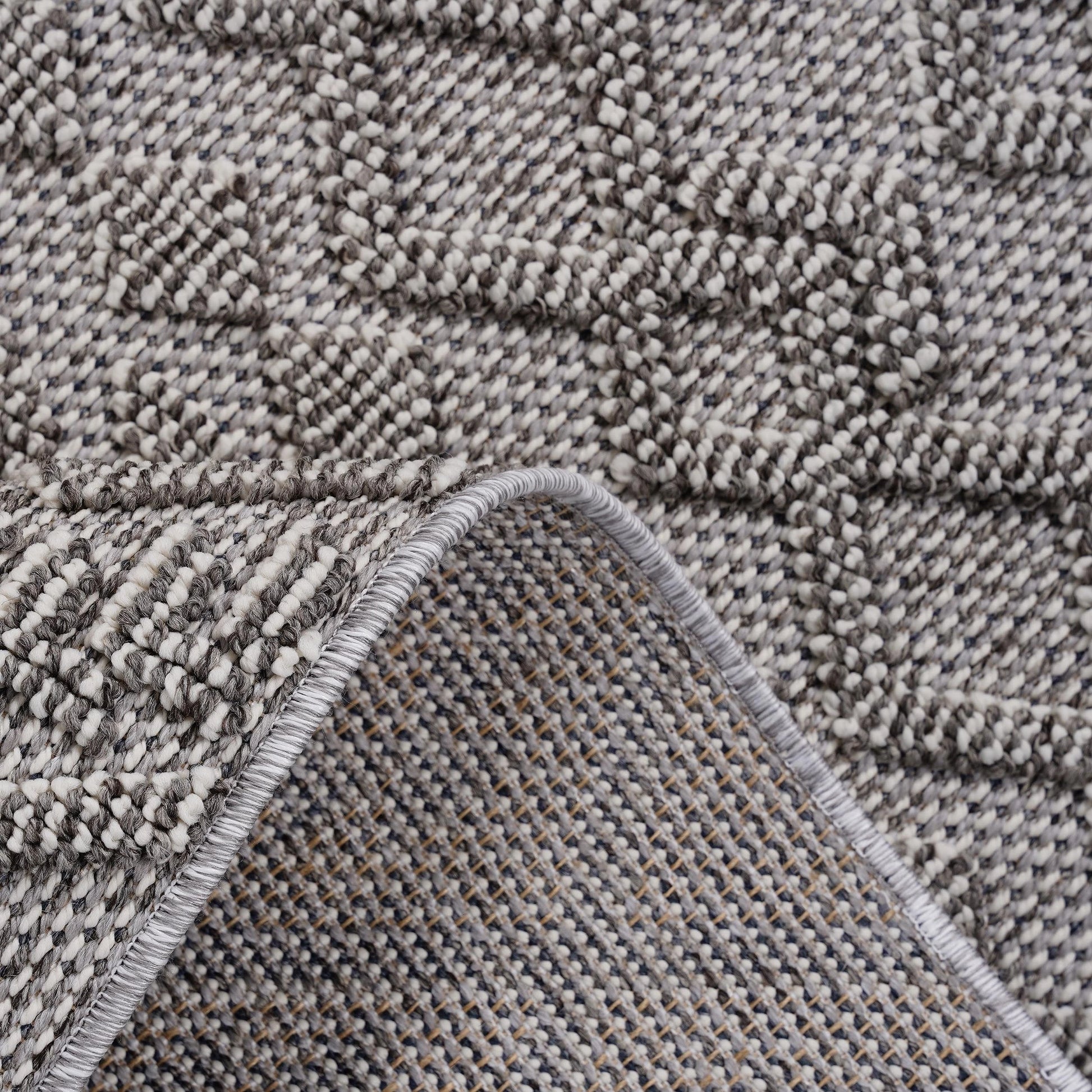 Loom & Luxe White & White & Traditional Indoor/Outdoor Area Rug