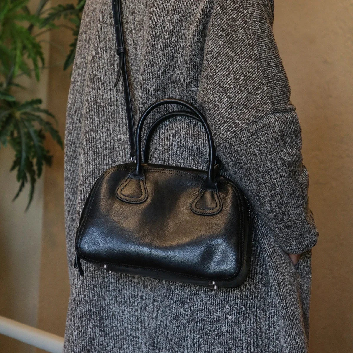Black vegetable-tanned cowhide bowling bag worn on the shoulder
