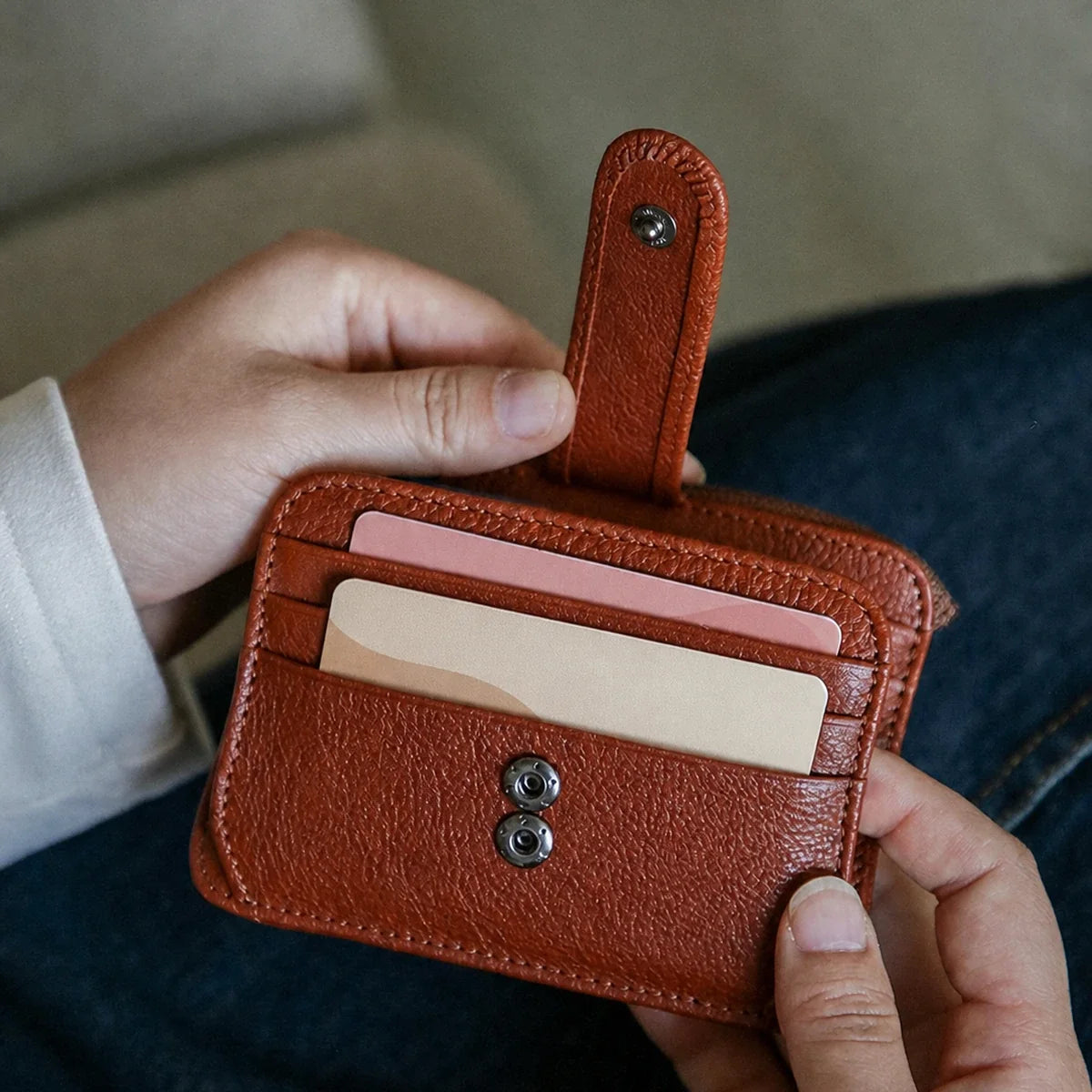 Vegetable-tanned cowhide wallet snap card pocket detail